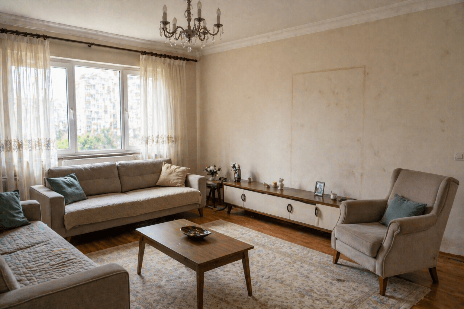 Boyaya hazırlık aşamasındaki İstanbul dairesi salon duvarı ve koruma örtüleri