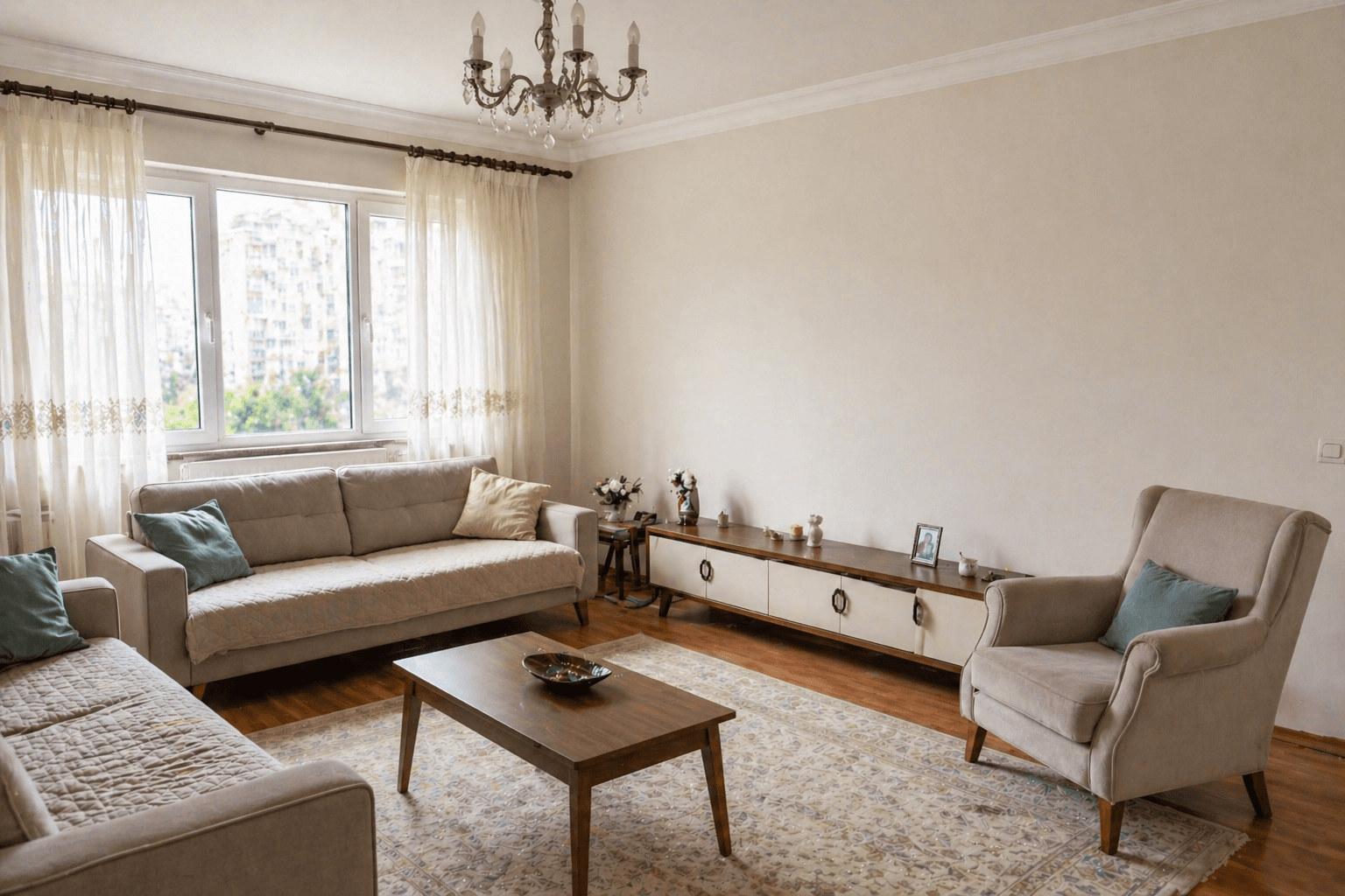 Boya badana sonrası ferah görünümlü İstanbul dairesi salonu